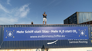 Containerschiff mit Banner des evdb-Slogan