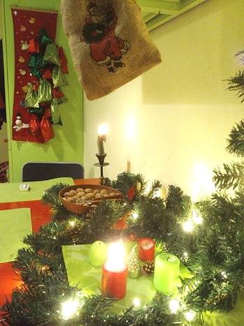 Adventskranz mit Kerzenschein, Nüssen und Adventskalender