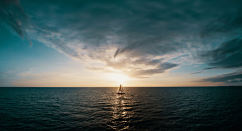 Segelschiff in der Ruhe vor dem Sturm