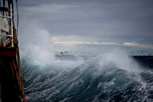 Schiff im Sturm auf See mit hoher Welle