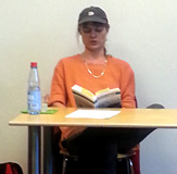 Autorin lesend am Tisch