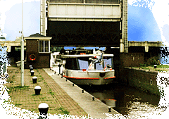 MS Schloss Engers bei Schleusenausfahrt in Gouda, Fahrgastschiff in silbernen Welten