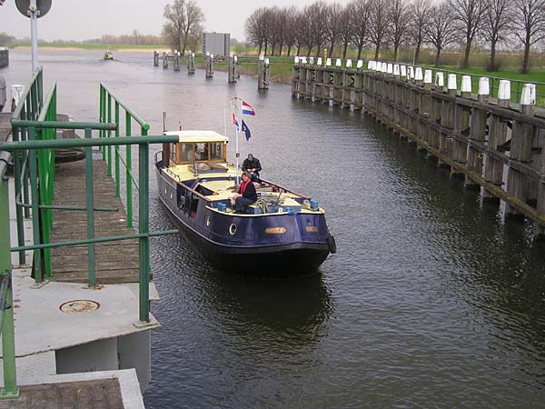Noortje vaart in een sluis