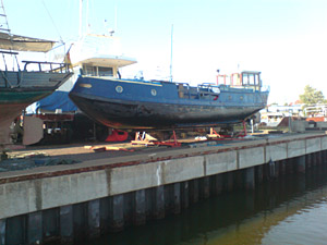 Das Boot steht romantisch am Liftbecken