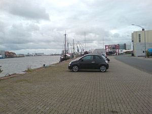 Fischerhafen 2 mit Autos und Booten