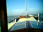 Blick über Deck auf sonniges Meer